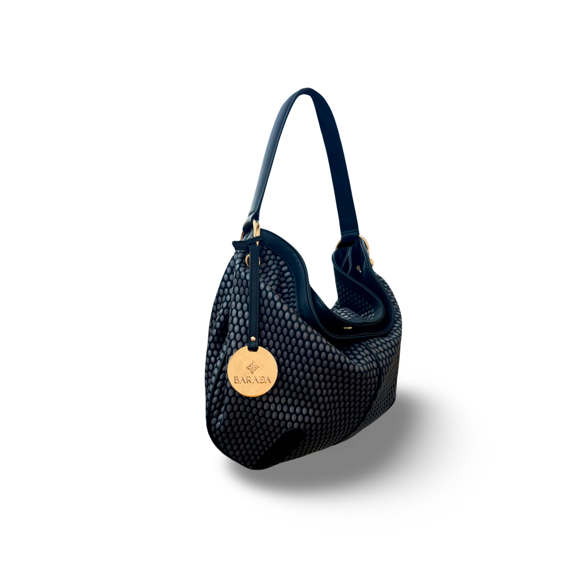 Bolso de hombro en piel vacuno diseñado por manos artesanas