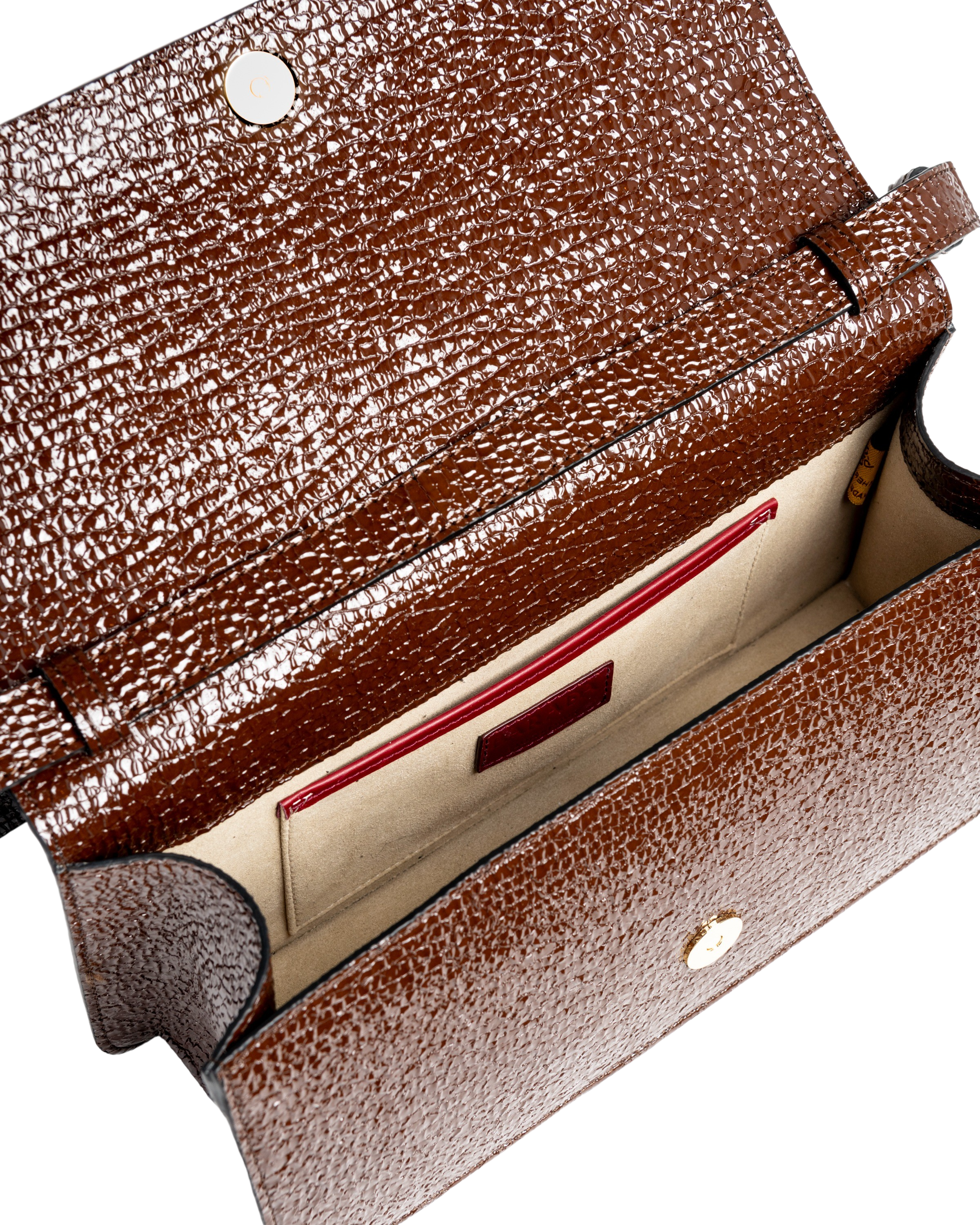 Interior del bolso baguette en piel caprino marrón, mostrando la guantera ideal para eventos especiales