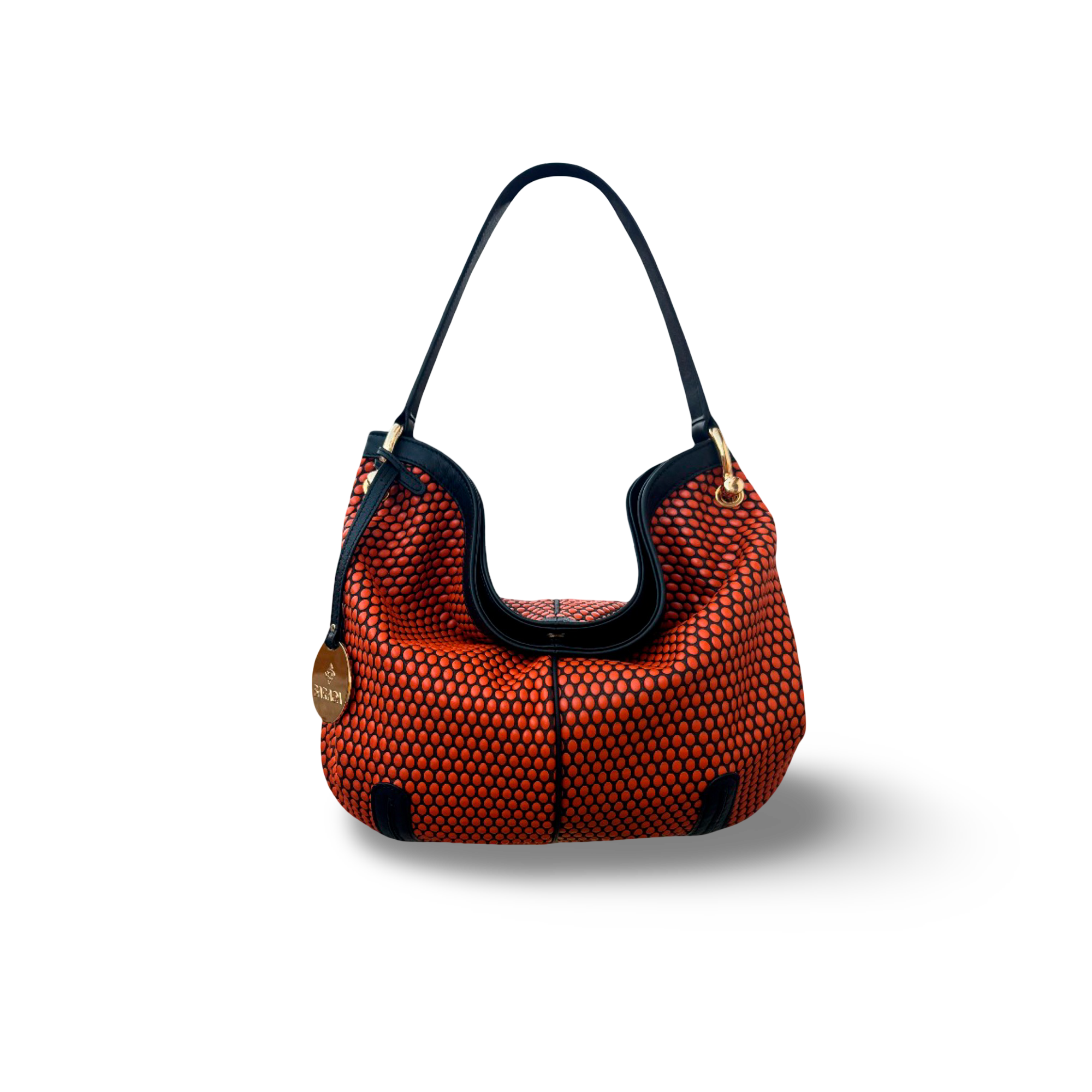 Bolso de hombro en piel vacuno diseñado por manos artesanas