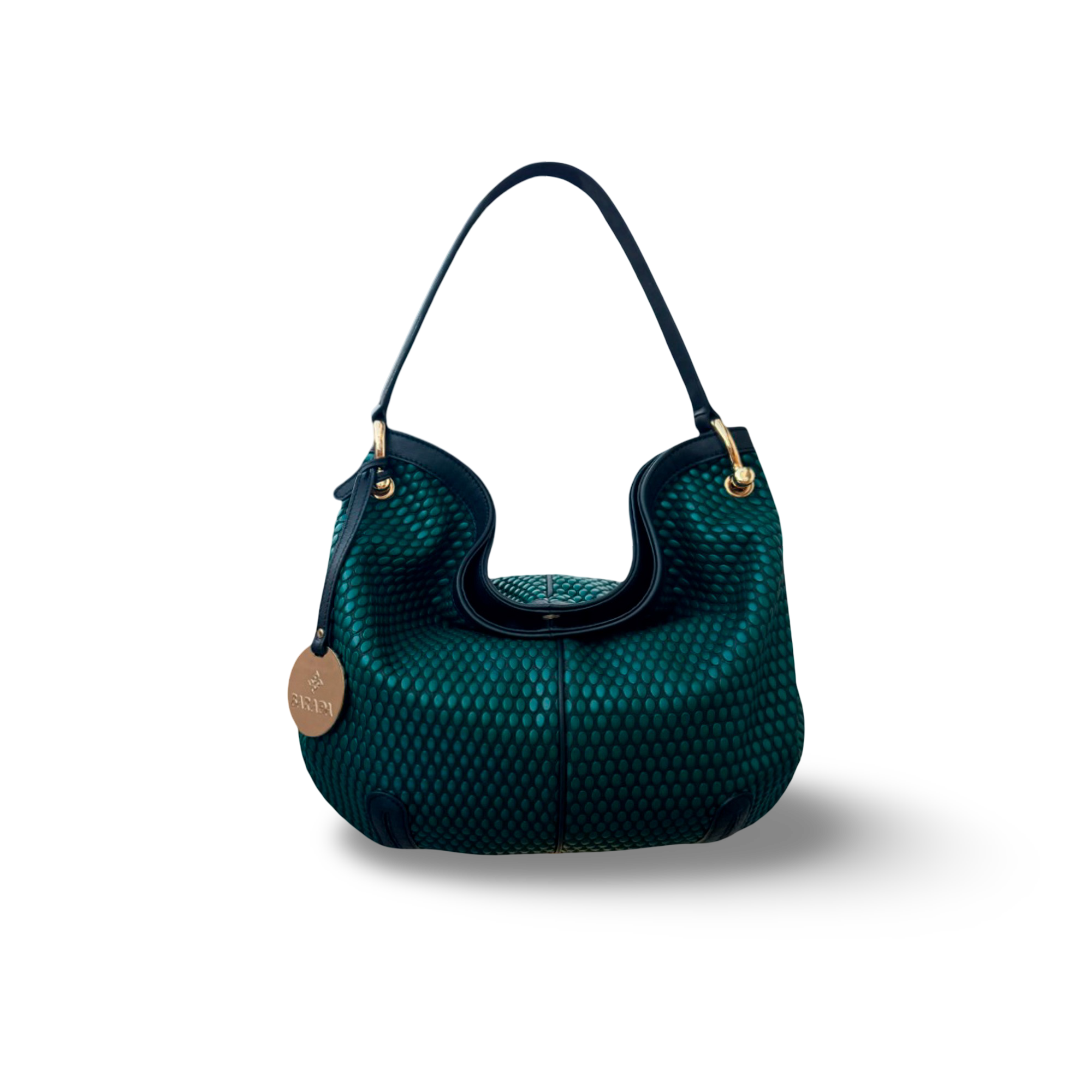 Bolso de hombro en piel vacuno diseñado por manos artesanas
