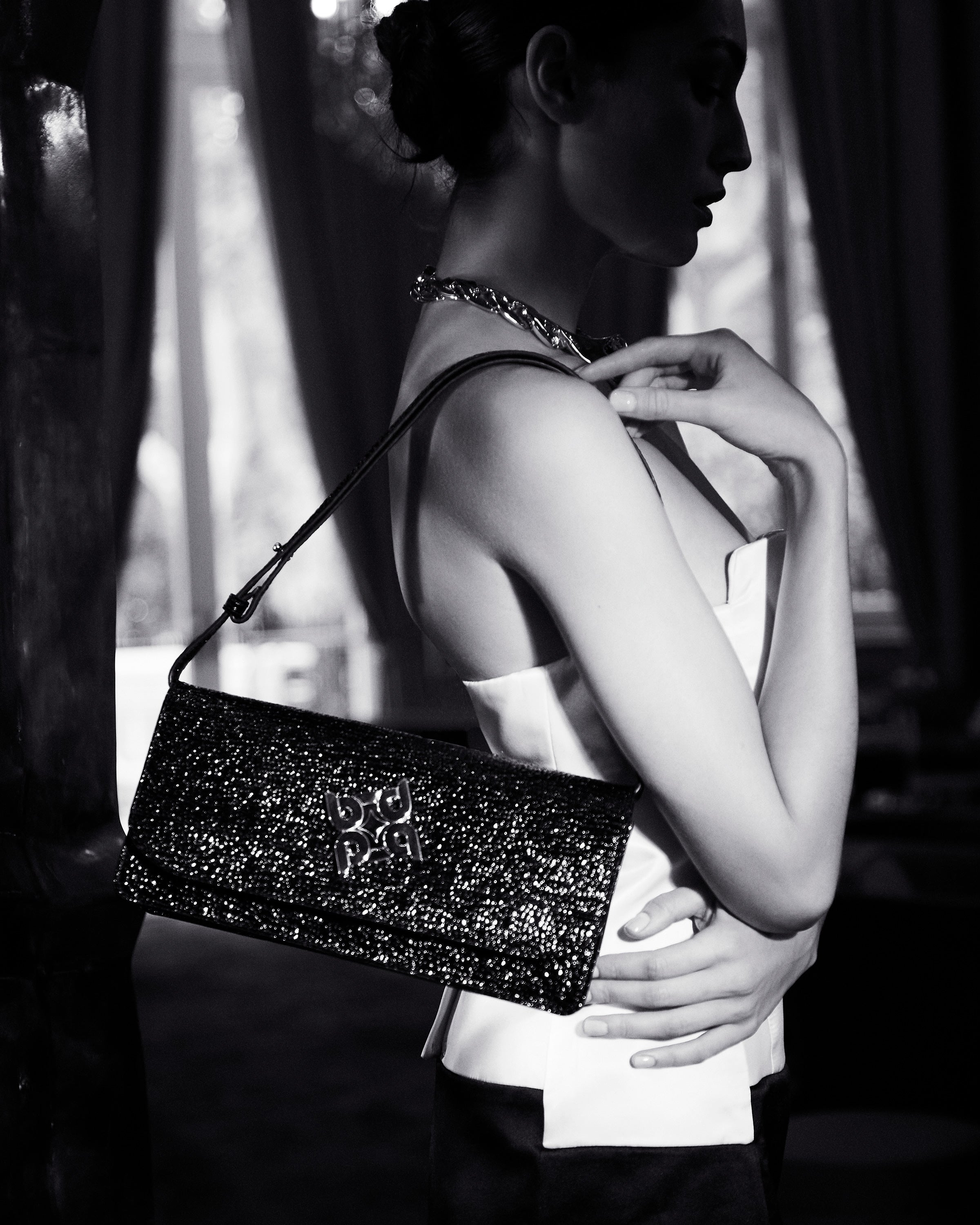 Modelo llevando bolso baguette en piel caprino, resaltando su diseño chic y funcionalidad