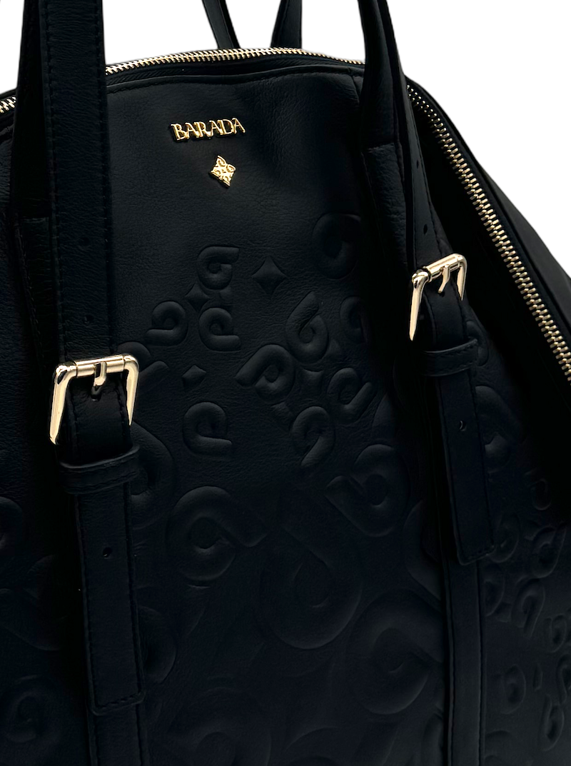 Detalles de grabado de  Bolso grande piel negro un Must-Have para las amantes de la moda