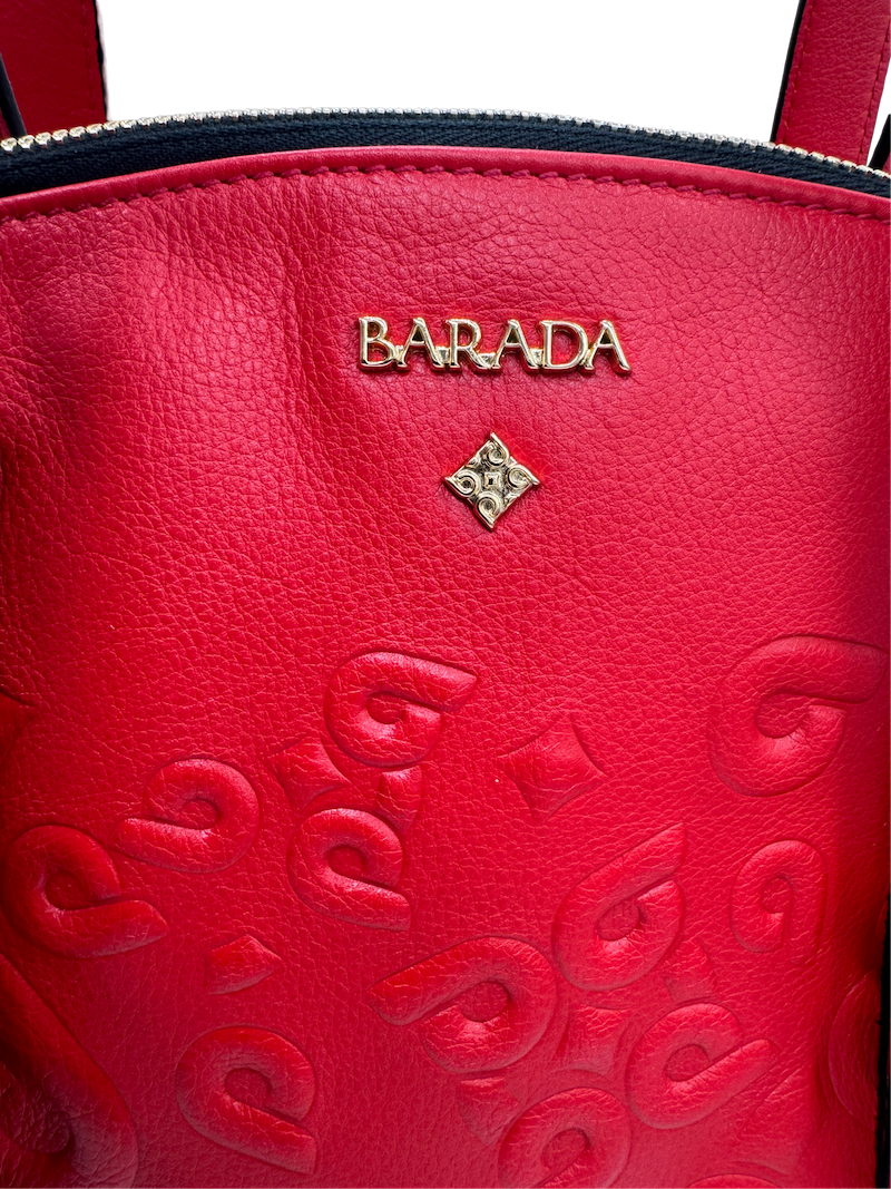 Detalle de grabado de Bolso grande de piel para mujer de alta calidad de color rojo