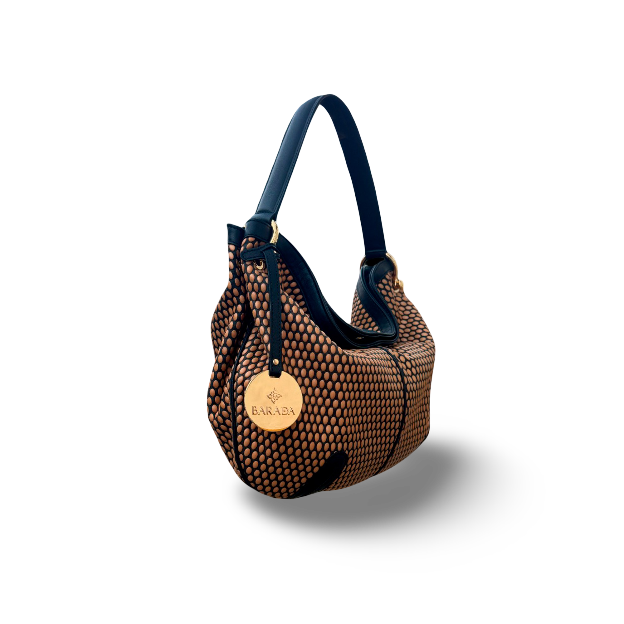 Bolso de hombro en piel vacuno diseñado por manos artesanas
