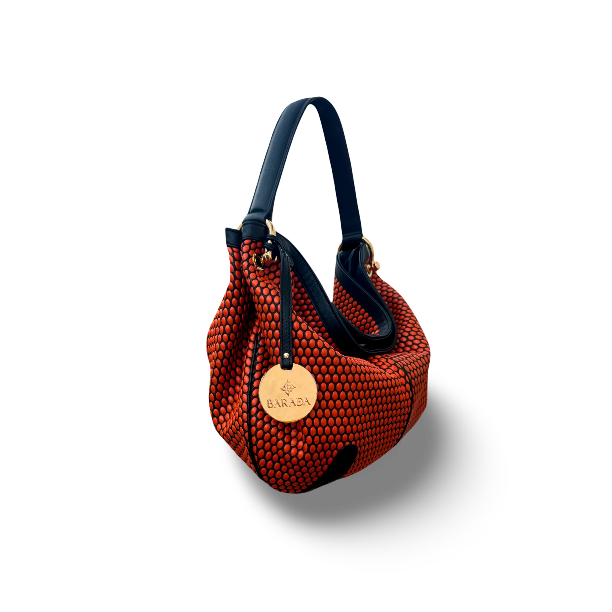 Bolso de hombro en piel vacuno diseñado por manos artesanas